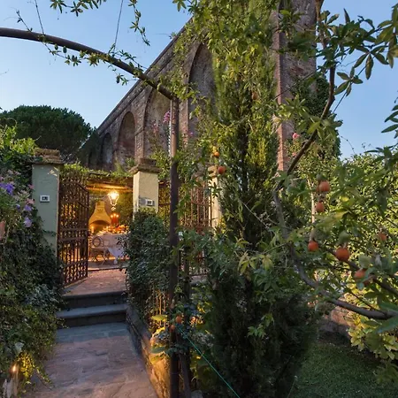 Villa La Dimora Dei Conti, Indulge In A Country With Jacuzzi Facing The Town! *