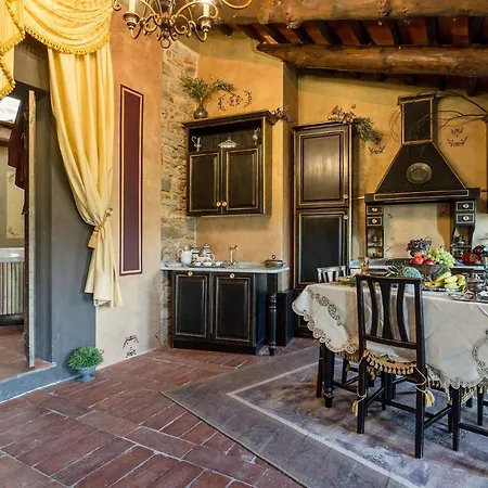 Villa La Dimora Dei Conti, Indulge In A Country With Jacuzzi Facing The Town!