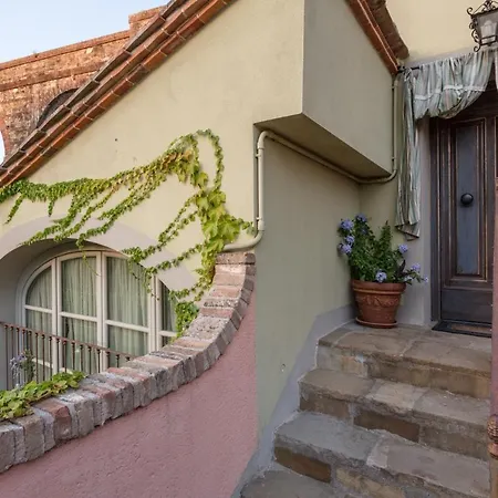 La Dimora Dei Conti, Indulge In A Country With Jacuzzi Facing The Town! Villa Capannori